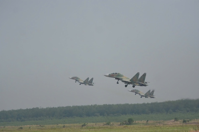 Photos: Vietnamese Air Force jets, helicopters open parade marking 50 years of reunification - Ảnh 11.