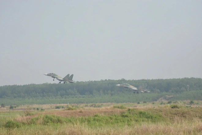 Photos: Vietnamese Air Force jets, helicopters open parade marking 50 years of reunification - Ảnh 12.