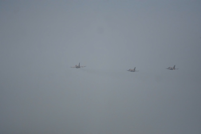 Photos: Vietnamese Air Force jets, helicopters open parade marking 50 years of reunification - Ảnh 13.