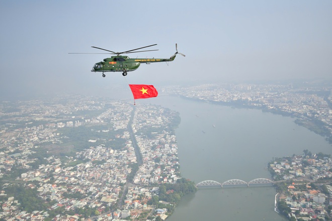 Photos: Vietnamese Air Force jets, helicopters open parade marking 50 years of reunification - Ảnh 7.