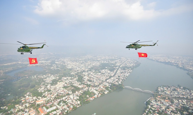 Photos: Vietnamese Air Force jets, helicopters open parade marking 50 years of reunification - Ảnh 9.