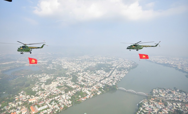 Photos: Vietnamese Air Force jets, helicopters open parade marking 50 years of reunification - Ảnh 10.