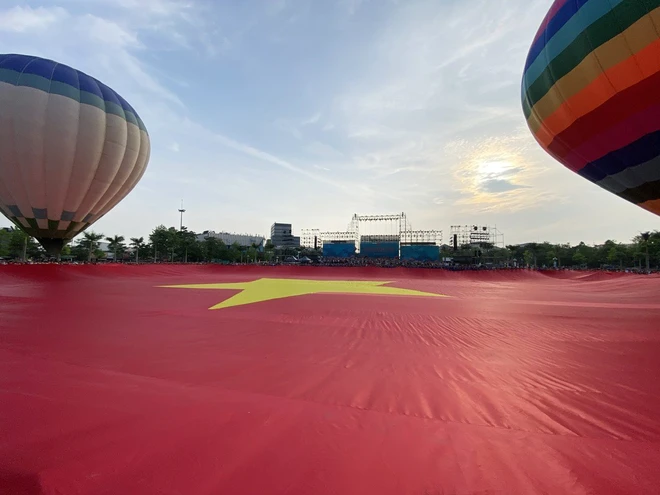 Giant national flag unfurled in Vietnam’s Nghe An to mark President Ho Chi Minh’s 135th birthday - Ảnh 4.