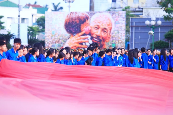 Giant national flag unfurled in Vietnam’s Nghe An to mark President Ho Chi Minh’s 135th birthday - Ảnh 3.