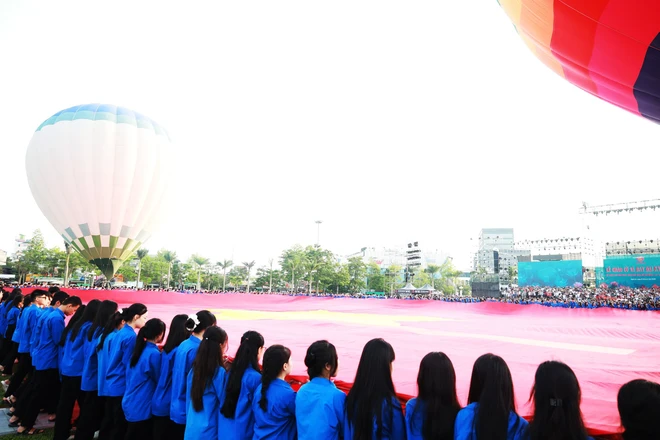 Giant national flag unfurled in Vietnam’s Nghe An to mark President Ho Chi Minh’s 135th birthday - Ảnh 2.