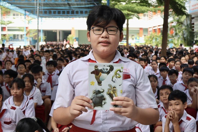 Học trò Trường tiểu học Trần Văn Danh học cách ngồi xe máy an toàn- Ảnh 6.