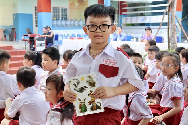 Học trò Trường tiểu học Trần Văn Danh học cách ngồi xe máy an toàn- Ảnh 7.