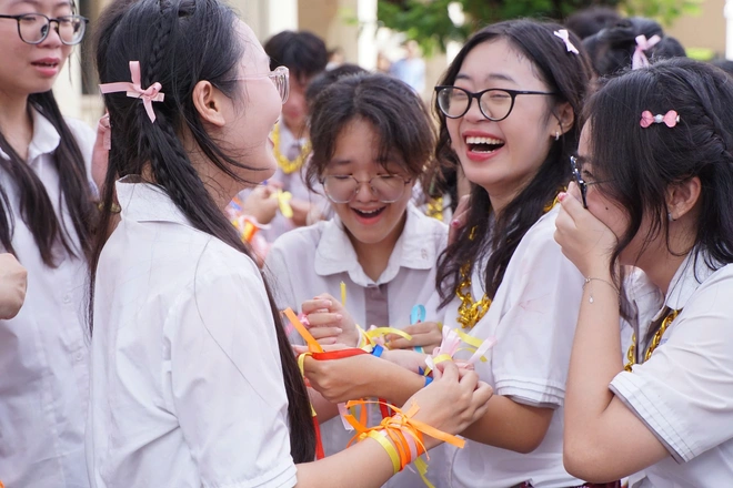 Học trò Trường THPT chuyên Lê Hồng Phong nhảy flashmob chia tay cuối cấp- Ảnh 14.
