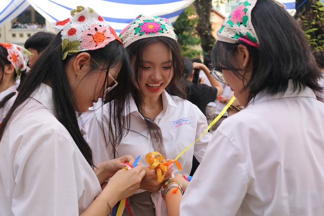 Học trò Trường THPT chuyên Lê Hồng Phong nhảy flashmob chia tay cuối cấp- Ảnh 11.