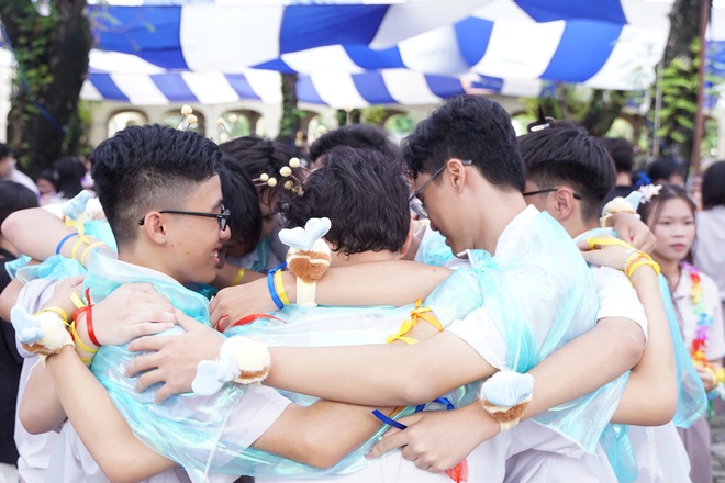 Học trò Trường THPT chuyên Lê Hồng Phong nhảy flashmob chia tay cuối cấp- Ảnh 15.