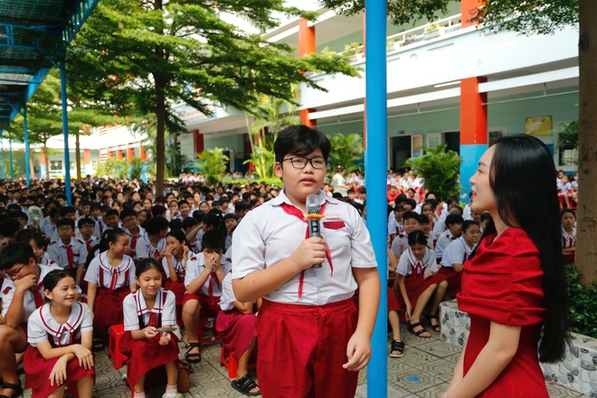 Học trò Trường tiểu học Trần Văn Danh học cách ngồi xe máy an toàn- Ảnh 5.