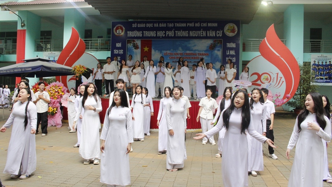 Hiệu trưởng Trường THPT Nguyễn Văn Cừ dặn dò học sinh: Dù sớm hay muộn cũng phải về đích - Ảnh 7.