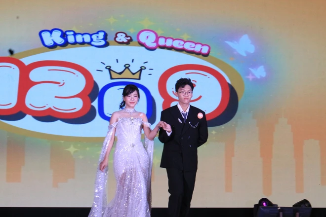 Văn Mai Hương, Bùi Anh Tuấn bất ngờ xuất hiện tại Trường THPT Nguyễn Trung Trực- Ảnh 15.