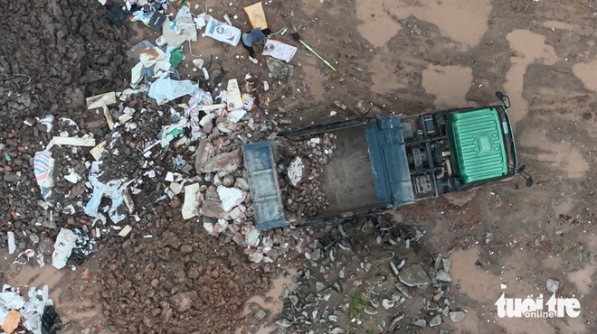 Illegal dumping on farmland persists in Hanoi despite crackdown- Ảnh 1. Illegal dumping on farmland persists in Hanoi despite crackdown- Ảnh 1.