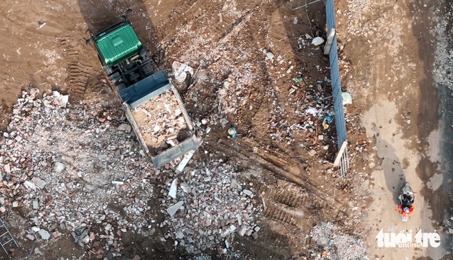Illegal dumping on farmland persists in Hanoi despite crackdown- Ảnh 2. Illegal dumping on farmland persists in Hanoi despite crackdown- Ảnh 2.