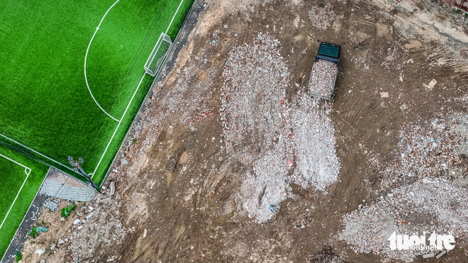 Illegal dumping on farmland persists in Hanoi despite crackdown- Ảnh 3. Illegal dumping on farmland persists in Hanoi despite crackdown- Ảnh 3.
