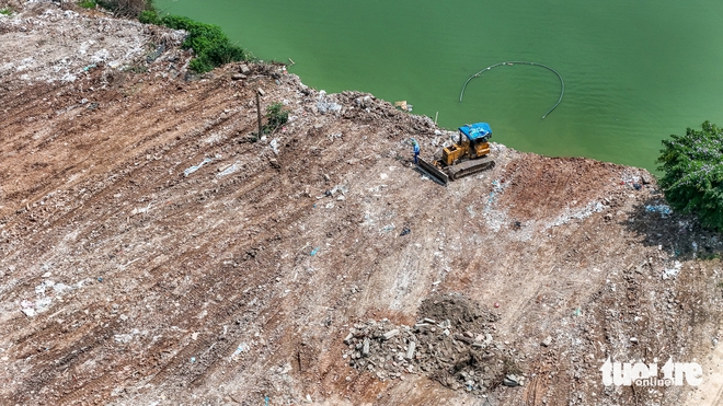 Illegal dumping on farmland persists in Hanoi despite crackdown- Ảnh 6. Illegal dumping on farmland persists in Hanoi despite crackdown- Ảnh 6.