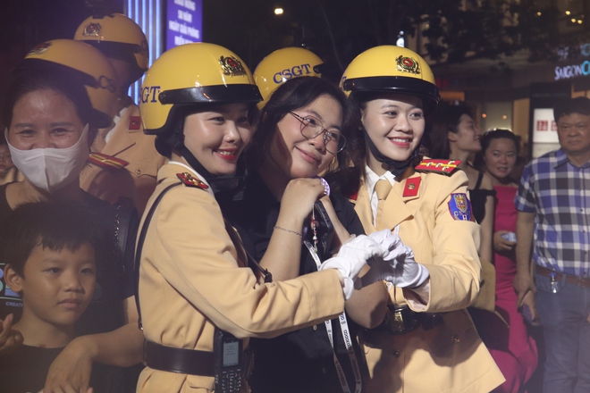 Bạn trẻ lưu luyến tạm biệt lực lượng Công an nhân dân- Ảnh 3.
