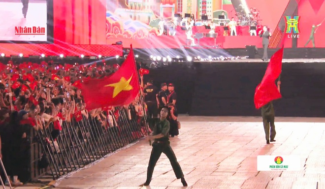 5 khoảnh khắc ấn tượng tại concert Tổ quốc trong tim - Ảnh 6.