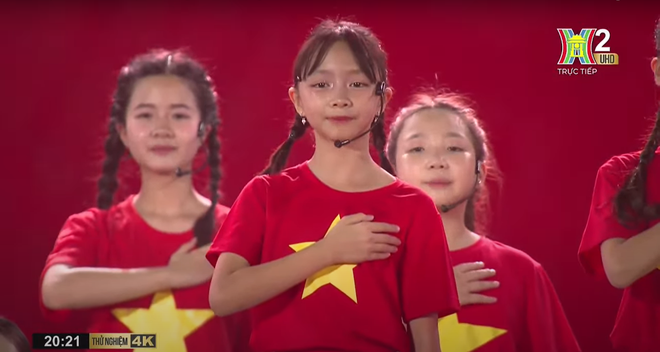5 khoảnh khắc ấn tượng tại concert Tổ quốc trong tim - Ảnh 4.