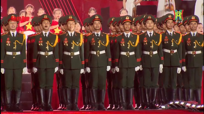 5 khoảnh khắc ấn tượng tại concert Tổ quốc trong tim - Ảnh 2.