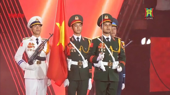 5 khoảnh khắc ấn tượng tại concert Tổ quốc trong tim - Ảnh 8.