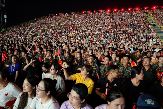 Hanoi draws 100,000 to weekend concerts ahead of 80th National Day anniversary - Ảnh 1.