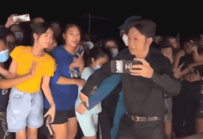 Hoài Linh: Tôi đi diễn ở tỉnh, 10.000 người đến xem, có phải là ít đâu? - Ảnh 3. Hoài Linh: Tôi đi diễn ở tỉnh, 10.000 người đến xem, có phải là ít đâu? - Ảnh 3.
