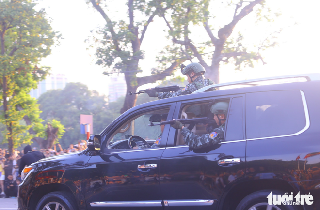Police officers stage dramatic anti-terror display in Hanoi
- Ảnh 10. Police officers stage dramatic anti-terror display in Hanoi
- Ảnh 10.