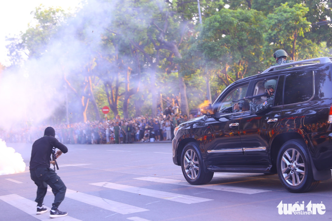 Police officers stage dramatic anti-terror display in Hanoi
- Ảnh 11. Police officers stage dramatic anti-terror display in Hanoi
- Ảnh 11.