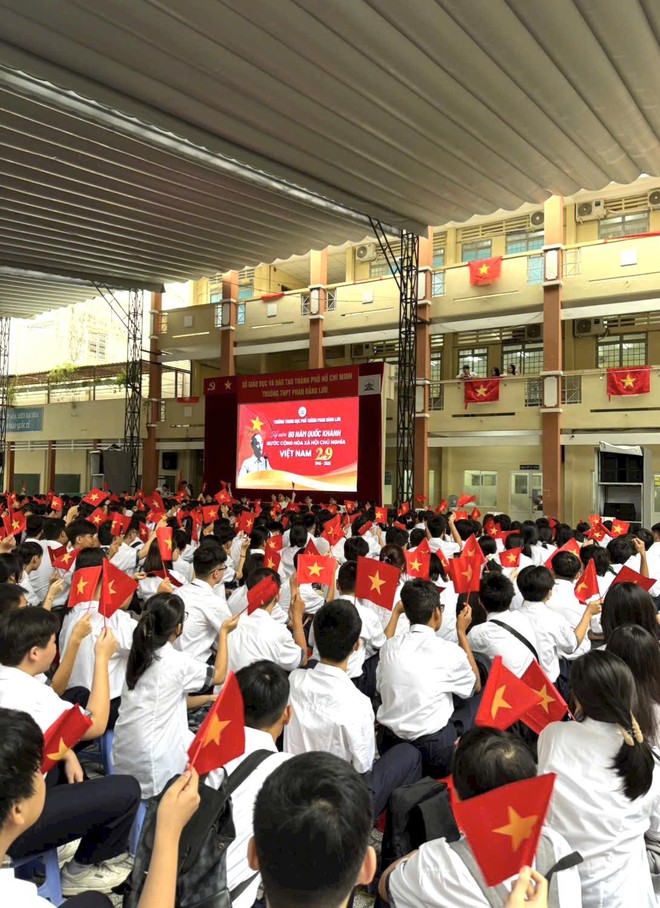 Trường học tại TP.HCM rực rỡ cờ hoa mừng Quốc khánh 2-9- Ảnh 8.
