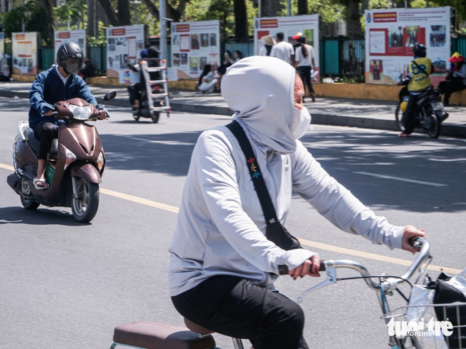 Hanoi workers endure 40°C heat as Ba Dinh Square upgrade project carries on- Ảnh 15.