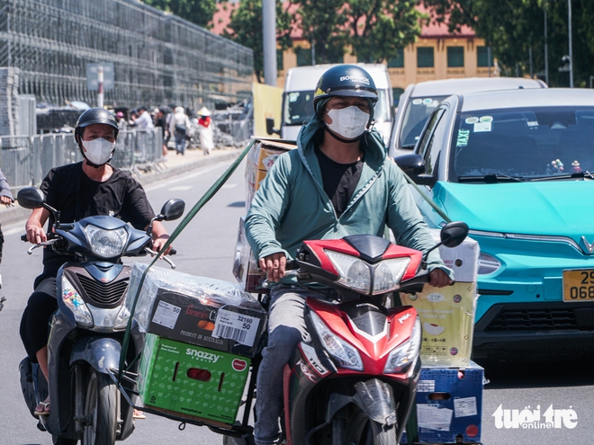 Hanoi workers endure 40°C heat as Ba Dinh Square upgrade project carries on- Ảnh 16.