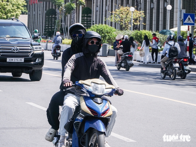 Hanoi workers endure 40°C heat as Ba Dinh Square upgrade project carries on- Ảnh 14.