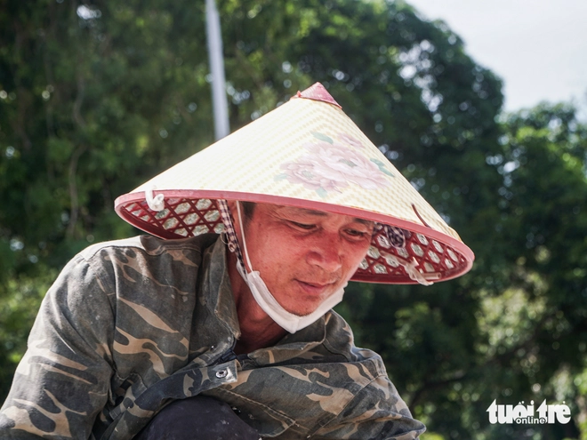 Hanoi workers endure 40°C heat as Ba Dinh Square upgrade project carries on- Ảnh 7.