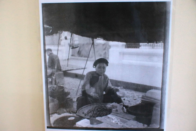 Dutch man brings photos of old Vietnam to children in Da Nang- Ảnh 6. Dutch man brings photos of old Vietnam to children in Da Nang- Ảnh 6.