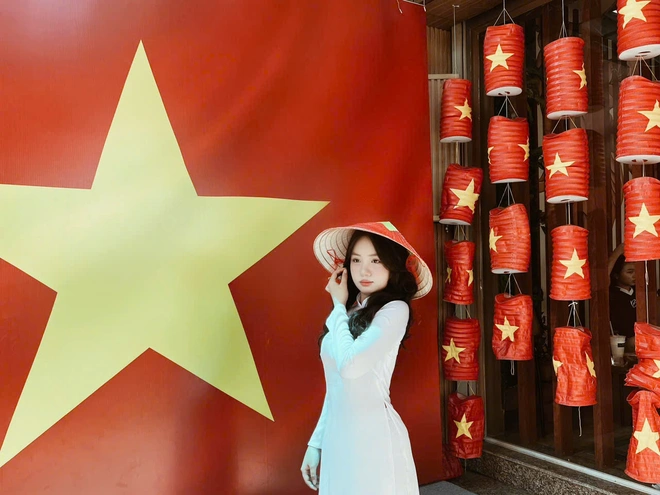 Giới trẻ nô nức đến quán cà phê check-in cùng cờ đỏ sao vàng mừng lễ 2-9 - Ảnh 5.