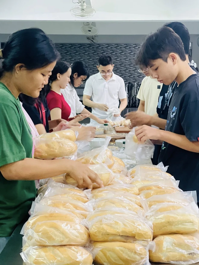 100 ổ bánh mì yêu thương của học trò Trường THPT Nguyễn An Ninh- Ảnh 3.