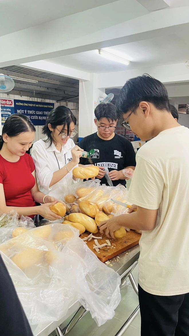 100 ổ bánh mì yêu thương của học trò Trường THPT Nguyễn An Ninh- Ảnh 2.