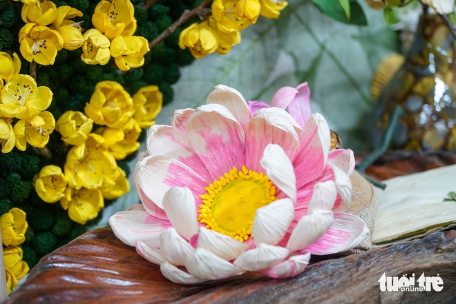 Hanoi artist transforms corn husks into exquisite floral art - Ảnh 6.