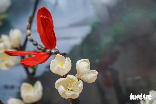 Hanoi artist transforms corn husks into exquisite floral art - Ảnh 4.
