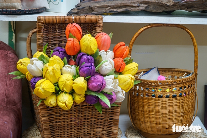 Hanoi artist transforms corn husks into exquisite floral art - Ảnh 3.