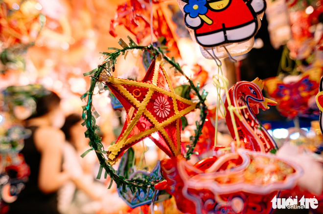 Ho Chi Minh City’s lantern street bustling as Mid-Autumn fest nears
- Ảnh 2.