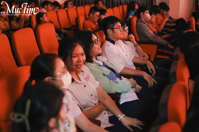 Giờ ra chơi của teen Trường THPT Bùi Thị Xuân: Xem phim rạp ngay tại trường- Ảnh 6.