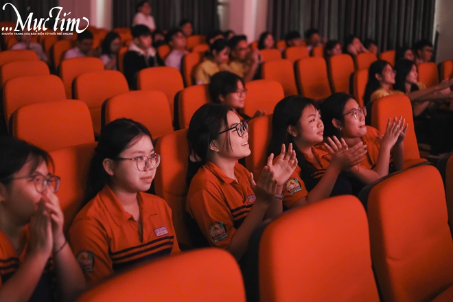 Giờ ra chơi của teen Trường THPT Bùi Thị Xuân: Xem phim rạp ngay tại trường- Ảnh 7.