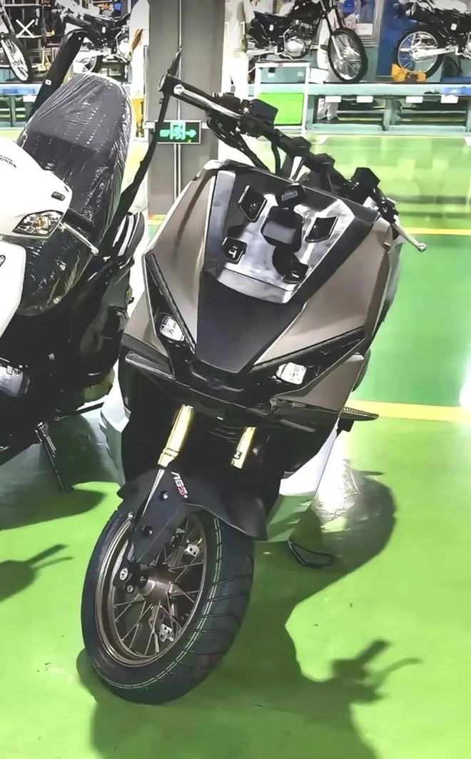 Honda ADV150 lộ diện: 'Đàn em' ADV350 mới ra mắt Việt Nam, dáng lạ gây tranh cãi, đèn pha Winner R - Ảnh 1.