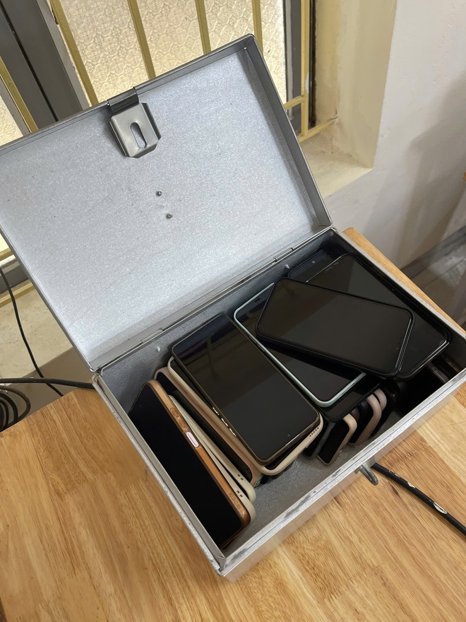 Những chiếc tủ đặc biệt trong lớp học không điện thoại - Ảnh 2.