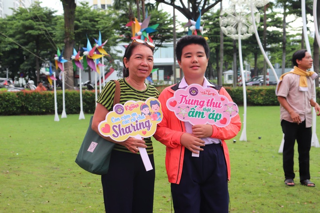 Rộn ràng góc photobooth Trung thu mơ ước để các bạn nhỏ lưu giữ khoảnh khắc bên gia đình - Ảnh 4.