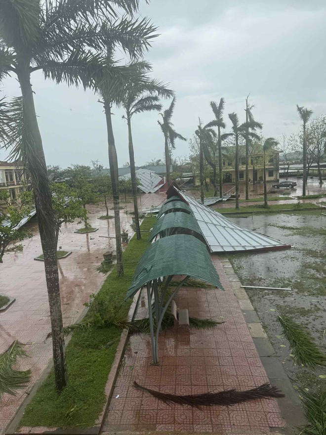 Trường học ở Hà Tĩnh, Thanh Hóa tan hoang do bão Bualoi- Ảnh 9. Trường học ở Hà Tĩnh, Thanh Hóa tan hoang do bão Bualoi- Ảnh 9.