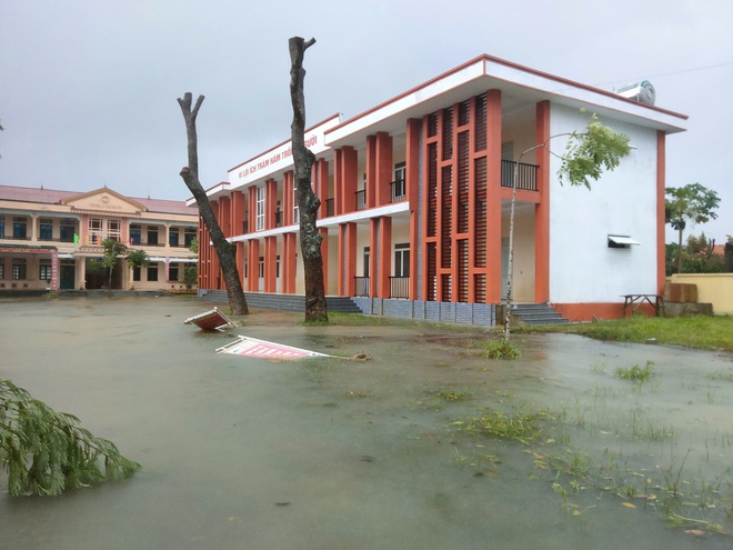 Trường học ở Hà Tĩnh, Thanh Hóa tan hoang do bão Bualoi- Ảnh 12. Trường học ở Hà Tĩnh, Thanh Hóa tan hoang do bão Bualoi- Ảnh 12.